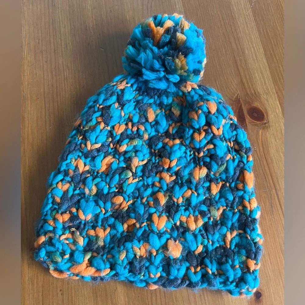 Women’s Marmot Winter Pom Hat, one size. - Picture 2 of 4